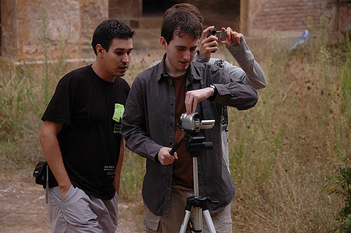 Dos personas grabando conm una cámara