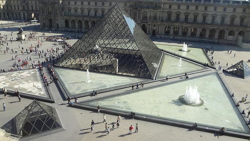 Pirámide de cristal del museo del Louvre en París