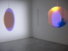 Instalación de Olafur Eliasson titulada “Tu presencia reflejada” 