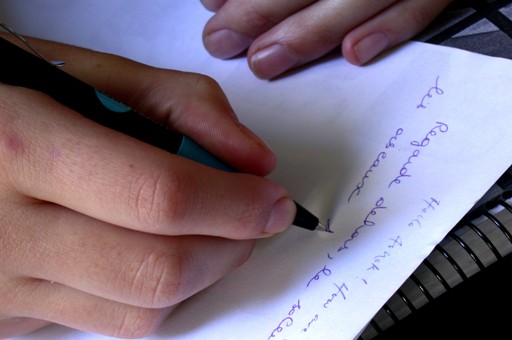 Niño escribiendo