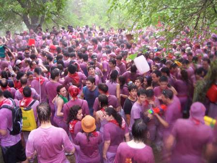 Grupo de personas en la batalla del vino de Haro