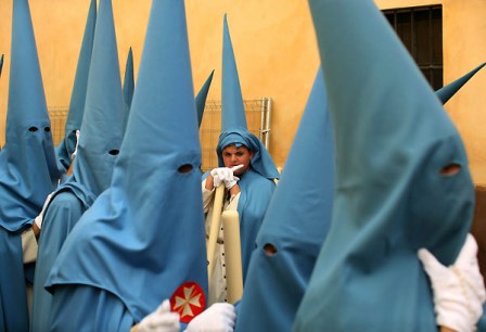 penitentes en azul