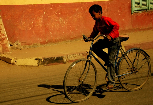 Aprendiendo Niño en bicicleta
